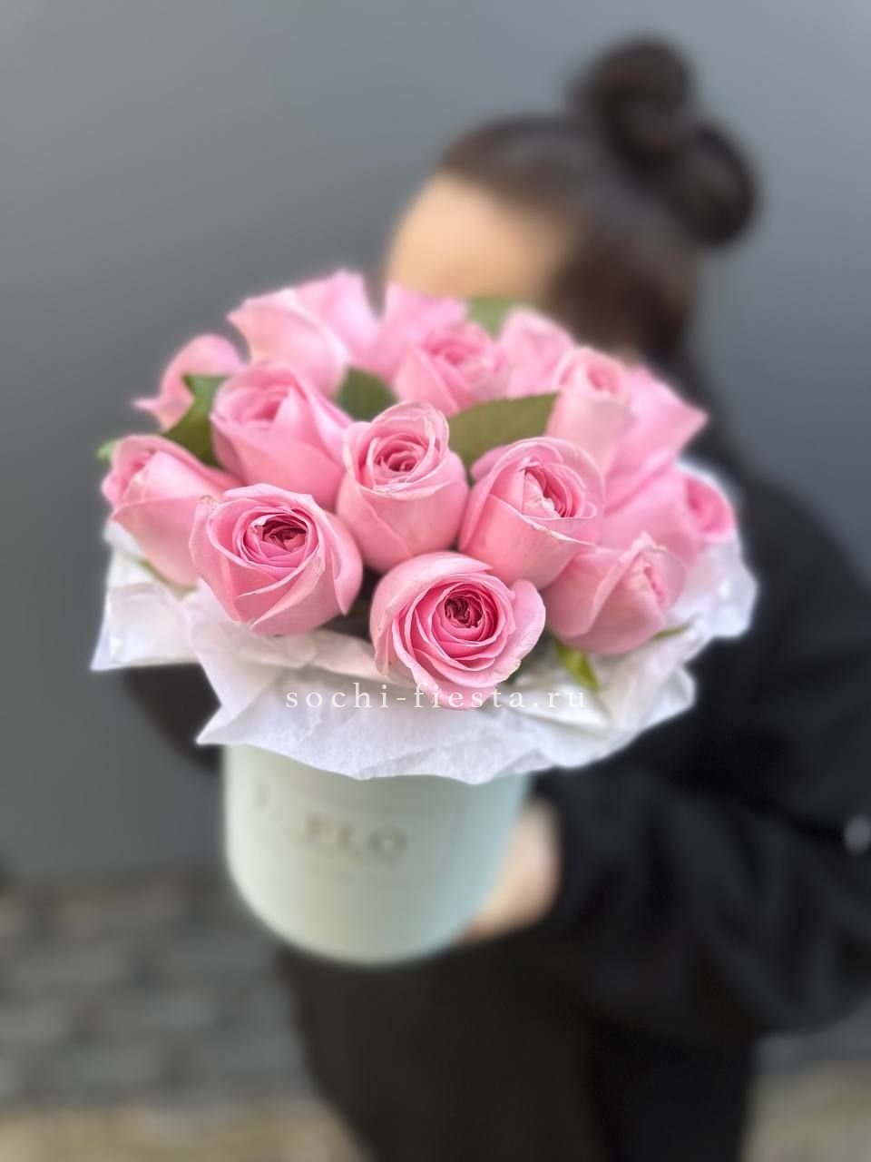 шляпная коробка с розами и хризантемами для студии флористики в Кирове