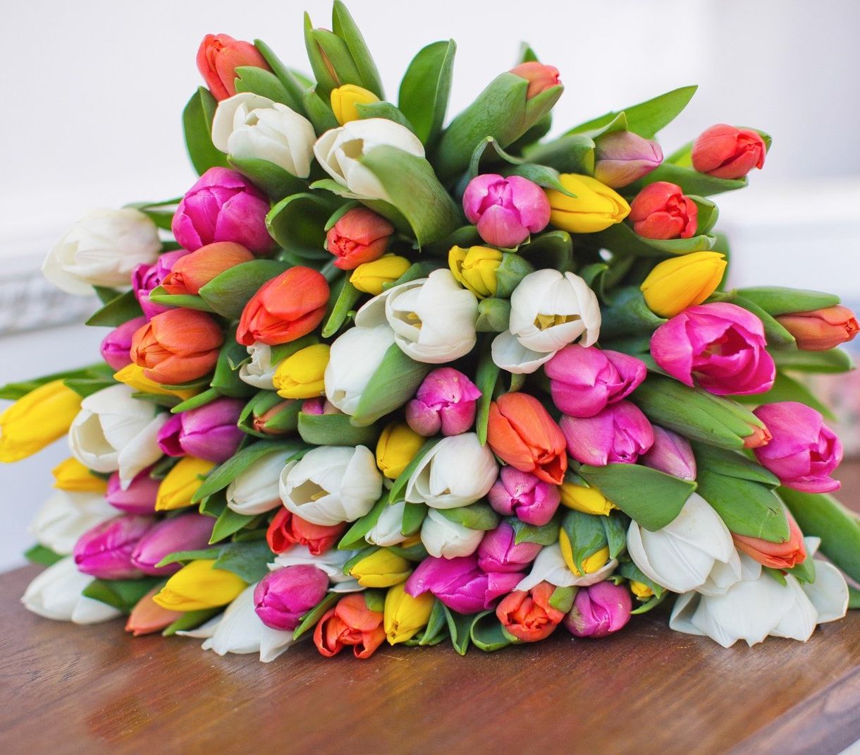 корпоративная композиция с розами и хризантемами для офиса в Кирове