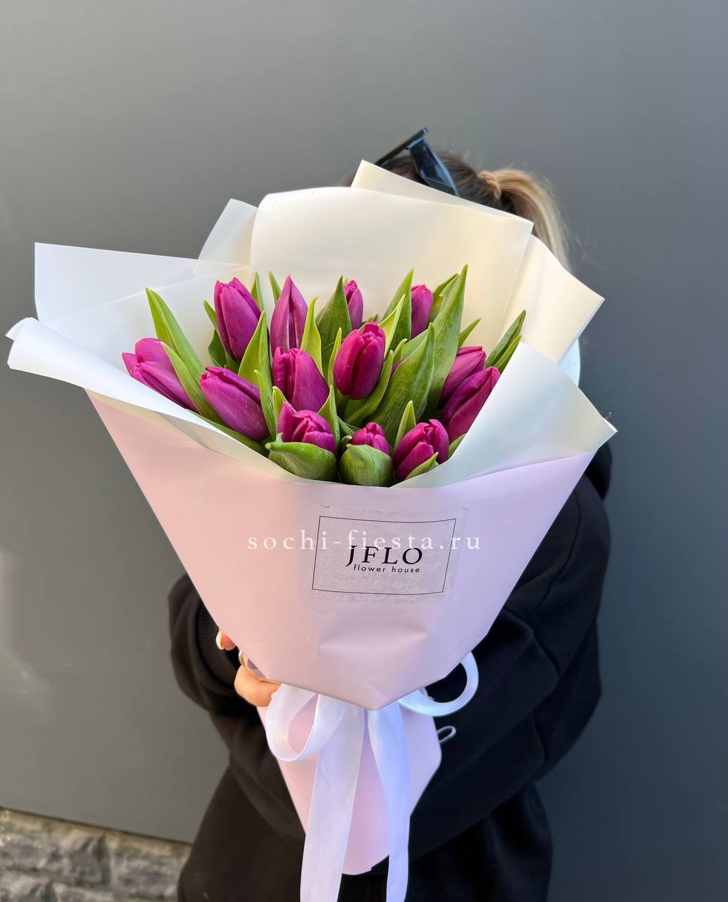 видовой каталог с розами и пионами в студии флористики в Кирове