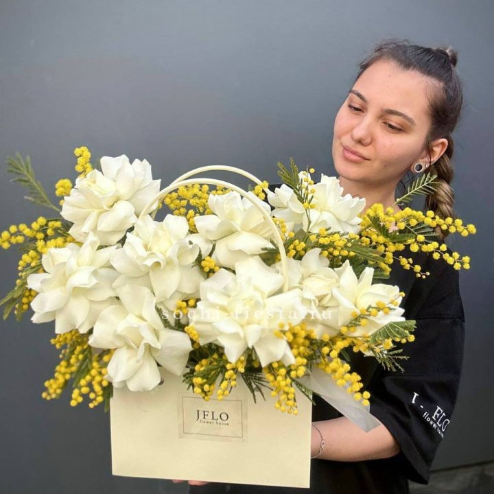 Французские Розы и мимоза  в сумочке  в Кирове