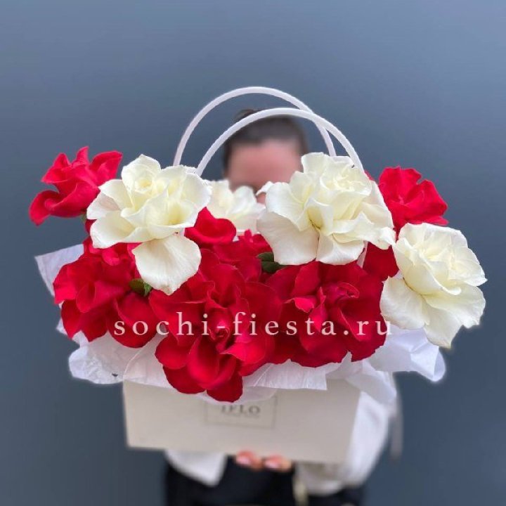 Сумочка  красных и белых роз в Кирове