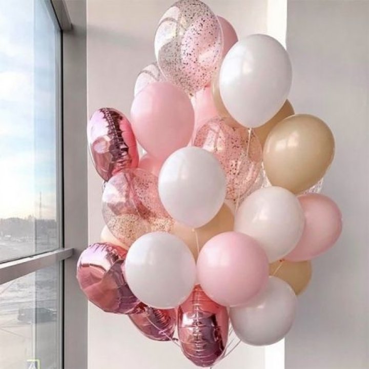 Фонтан шаров розового и белого цветов в Кирове