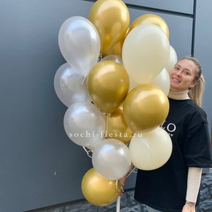 Облако шаров из белого и золотого оттенков в Кирове