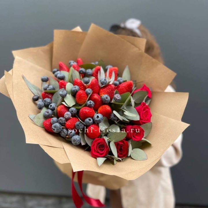 Клубника и голубика с цветами в Кирове