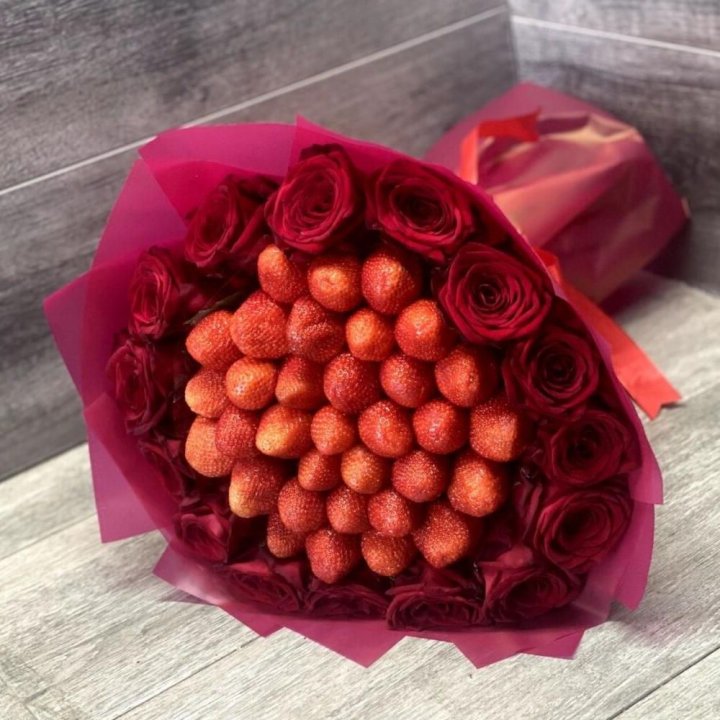 Клубничный букет с розами в Кирове