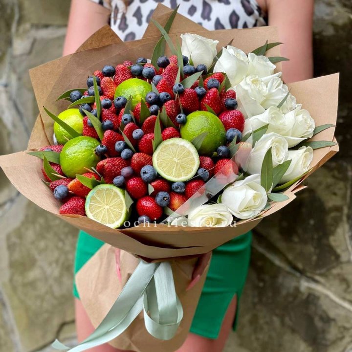 Ягодно-цитрусовый букет с розами в Кирове