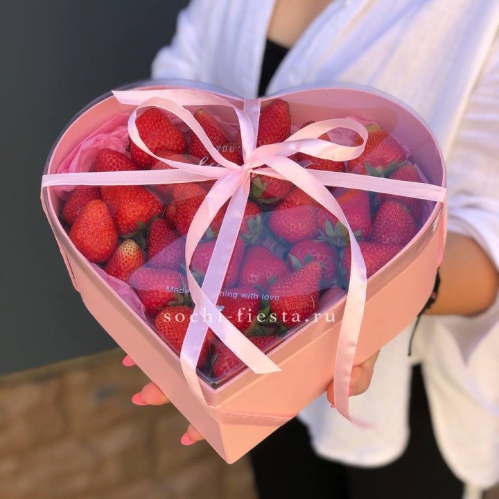 Коробочка сердце  с клубникой в Кирове