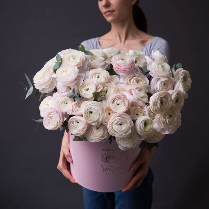 Бокс с ранункулюсами в Кирове