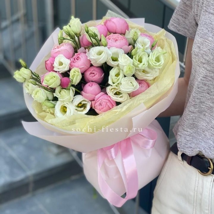 Букет кустовых роз с эустомой в Кирове