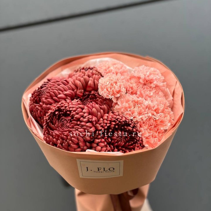 Букет хризантем и диантусов  в Кирове