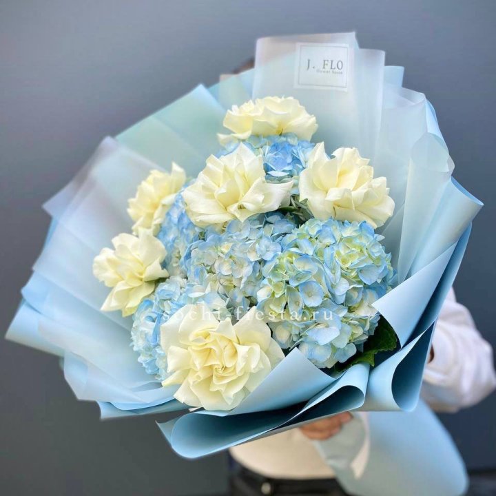  Букет из голубых гортензий и роз  в Кирове