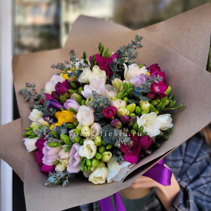 Букет фрезий "Радуга" в Кирове