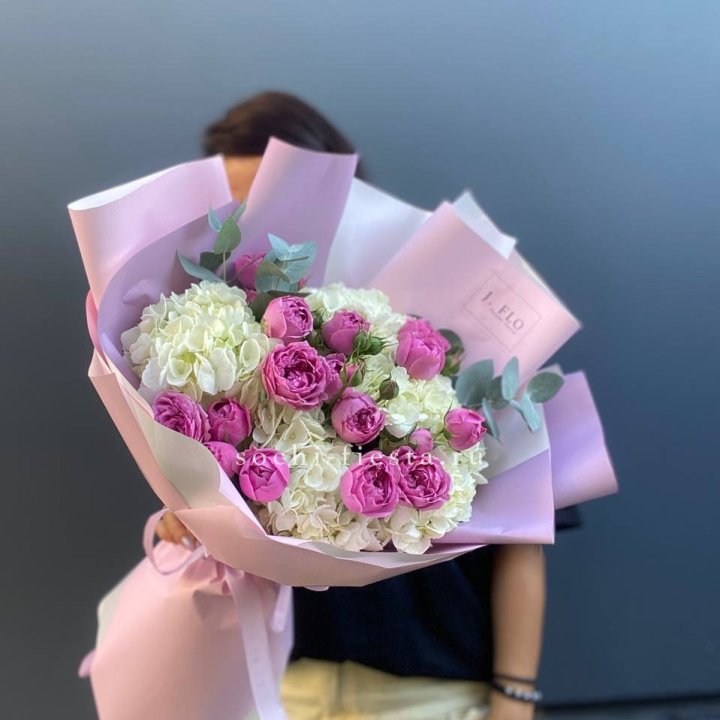 Букет белых гортензий и пионовидных роз  в Кирове