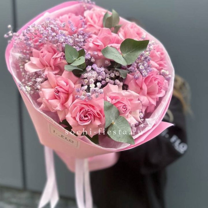 Розовые французские розы с гипсофилой в Кирове