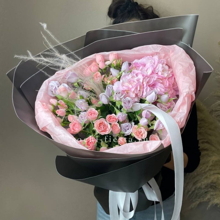  Букет гортензии и роз "Саперави" в Кирове