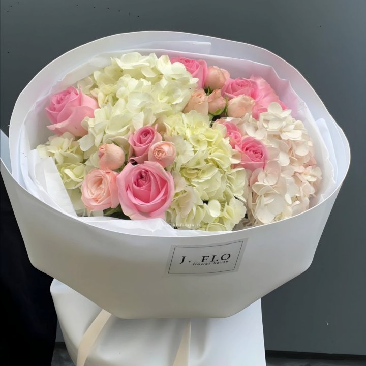  Букет гортензии и роз  "Тиамо" в Кирове