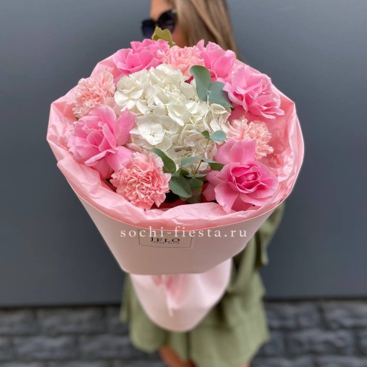  Букет роз и гортензии "Навола" в Кирове