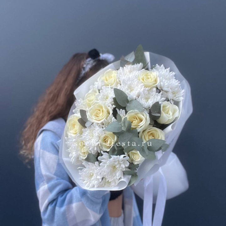  Букет белых роз с хризантемой  в Кирове