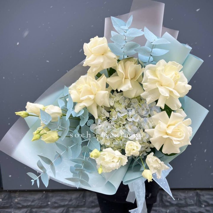 Букет с гортензией и белыми французскими розами в Кирове