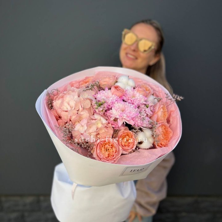 Букет гортензии и кустовых роз  в Кирове