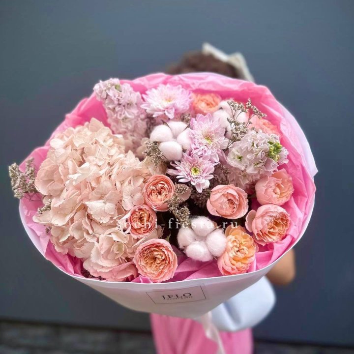 Букет гортензии и кустовых роз "Абрассо" в Кирове
