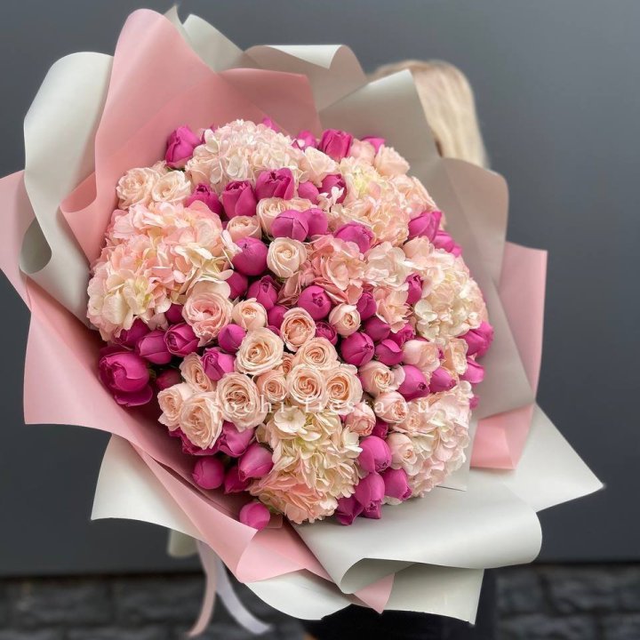 Букет кустовые розы и гортензия в Кирове