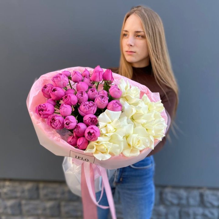 Дуо белых и кустовых роз в Кирове