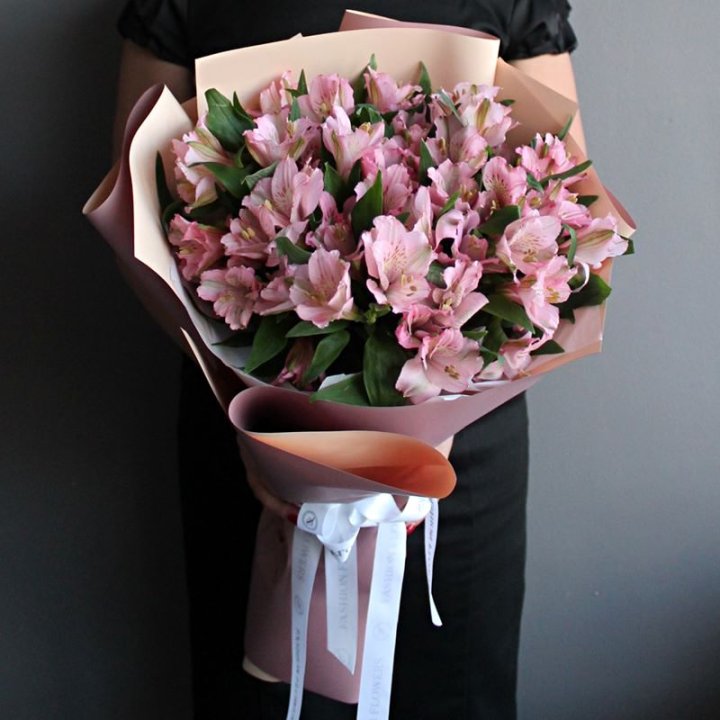 Букет розовых альстромерий в Кирове