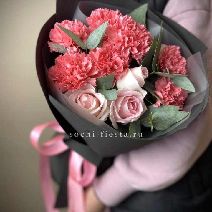 Букет из роз и диантусов "Пенелопа" в Кирове