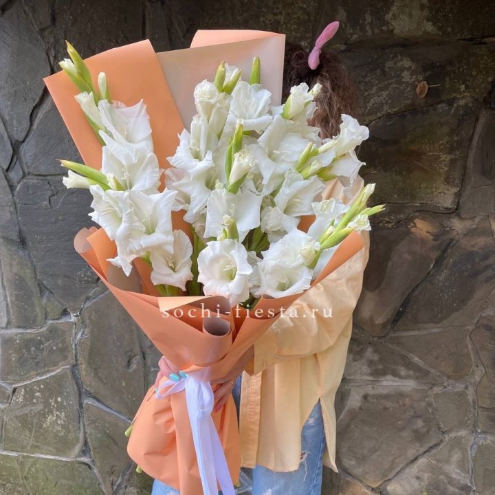 Букет белых гладиолусов  в Кирове