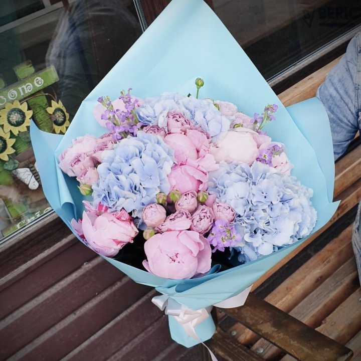 Букет с гортензиями "Блубери" в Кирове