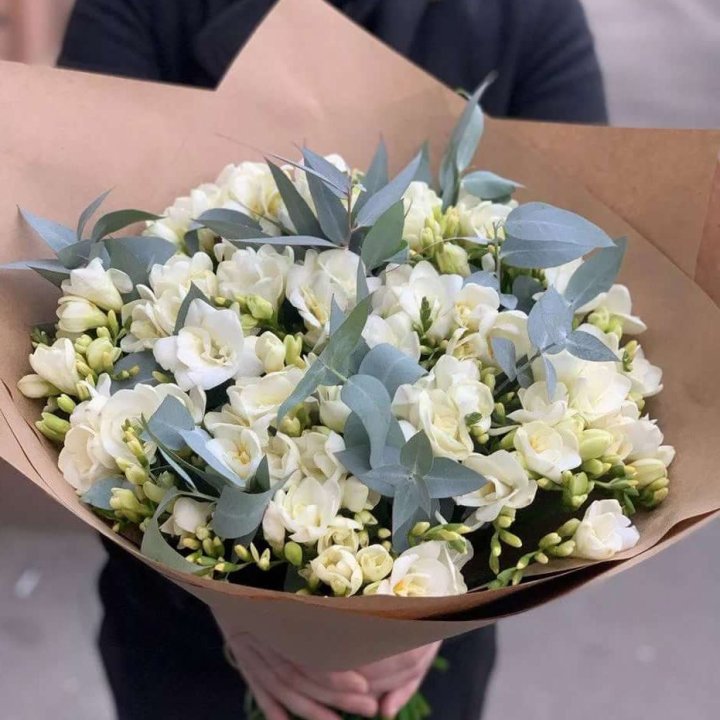 51 фрезия с эвкалиптом в Кирове