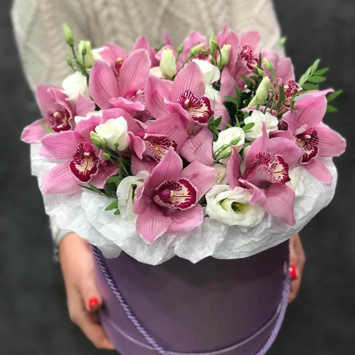 Орхидея и эустома в шляпной коробке в Кирове