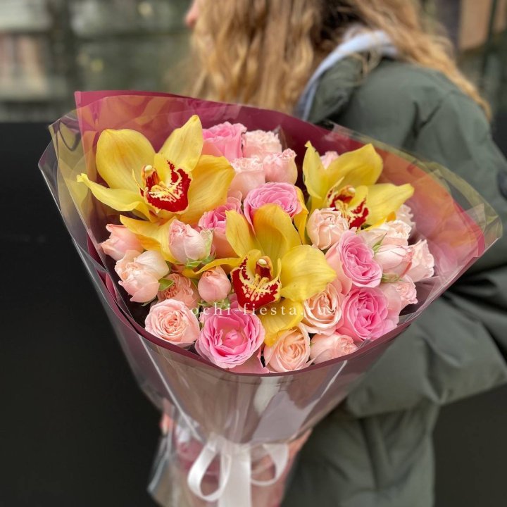  Букет орхидей и роз Есенья в Кирове