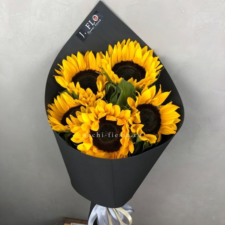 Букет из 5  подсолнухов в Кирове