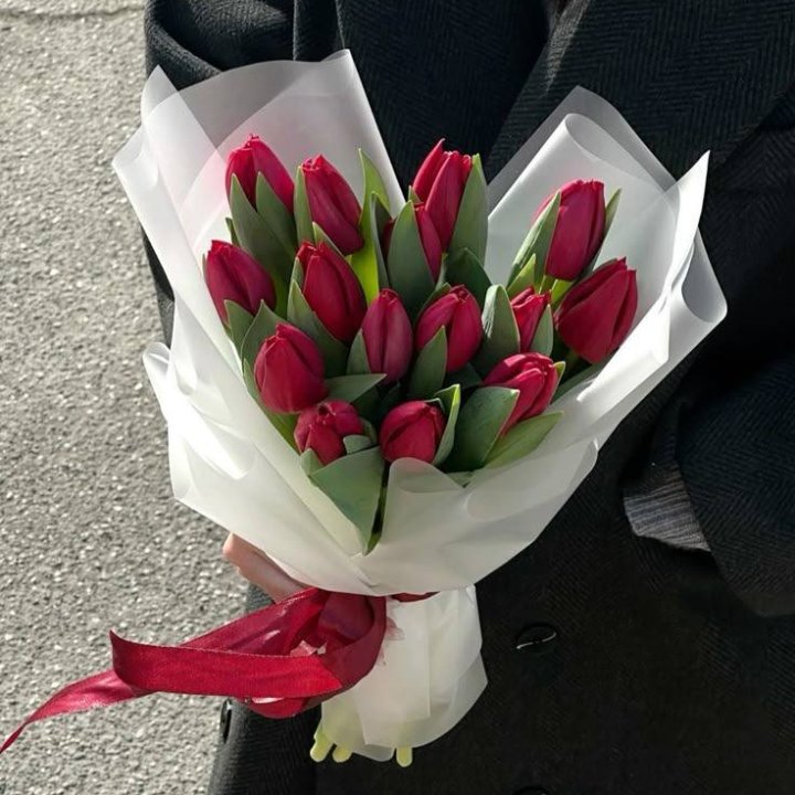 15 красных тюльпанов в Кирове