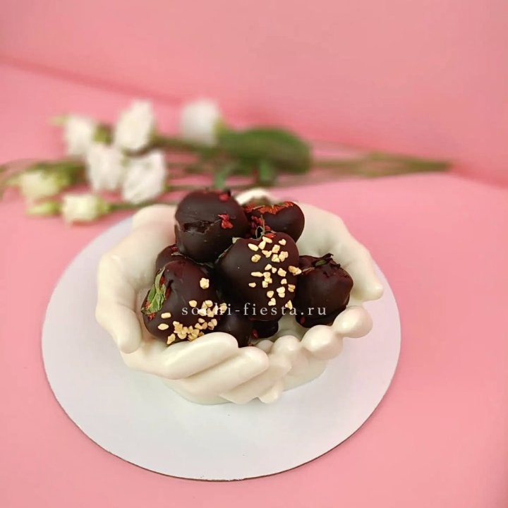 Клубника в шоколаде на шоколадных ладонях  в Кирове