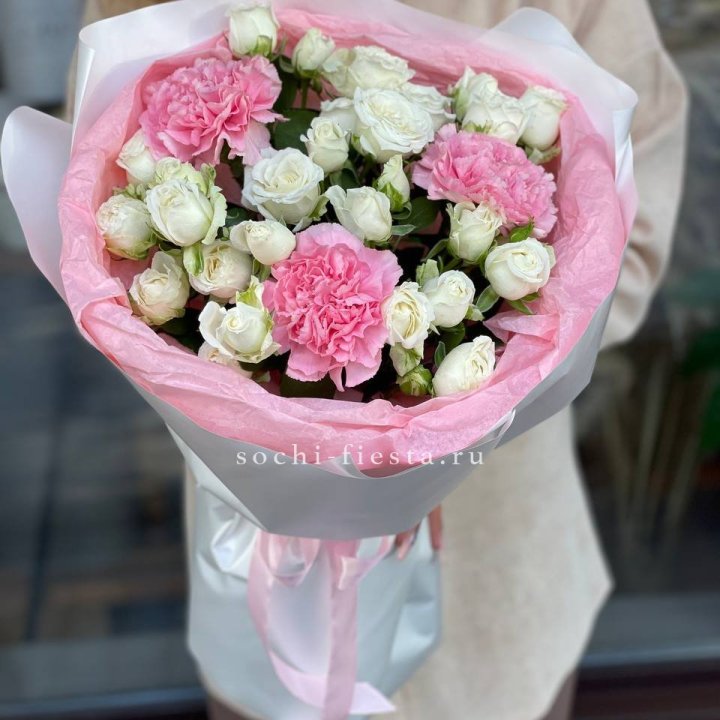 Букет розы с диантусами "Блэш" в Кирове