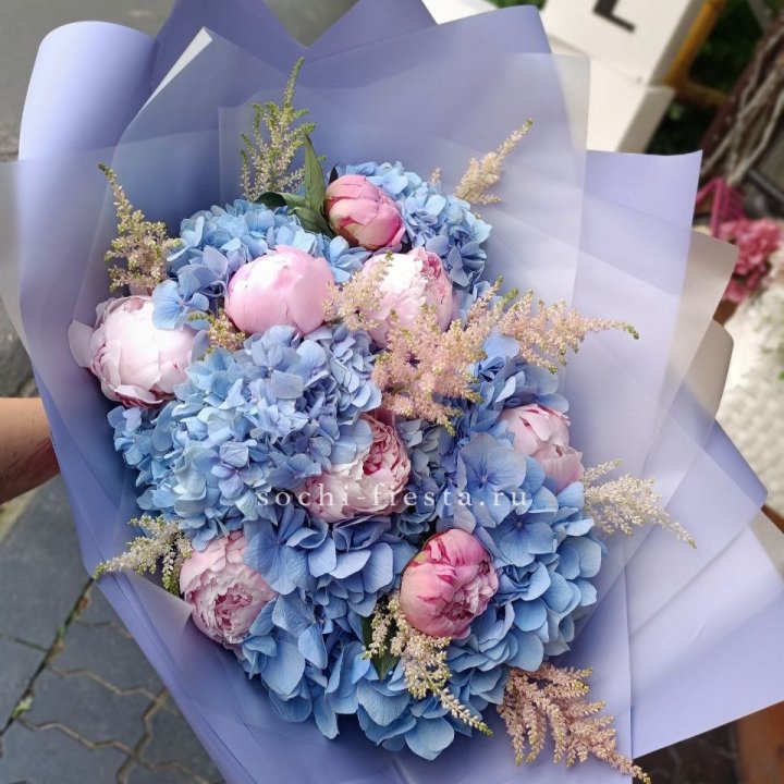 Дизайнерский букет с гортензией №3 в Кирове