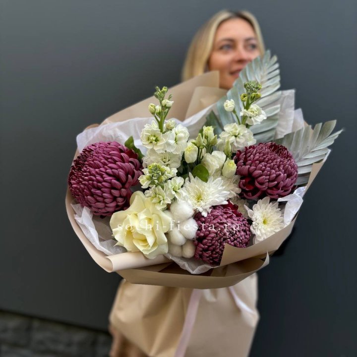 Хризантемы с маттиолой розами эустомой Чика в Кирове