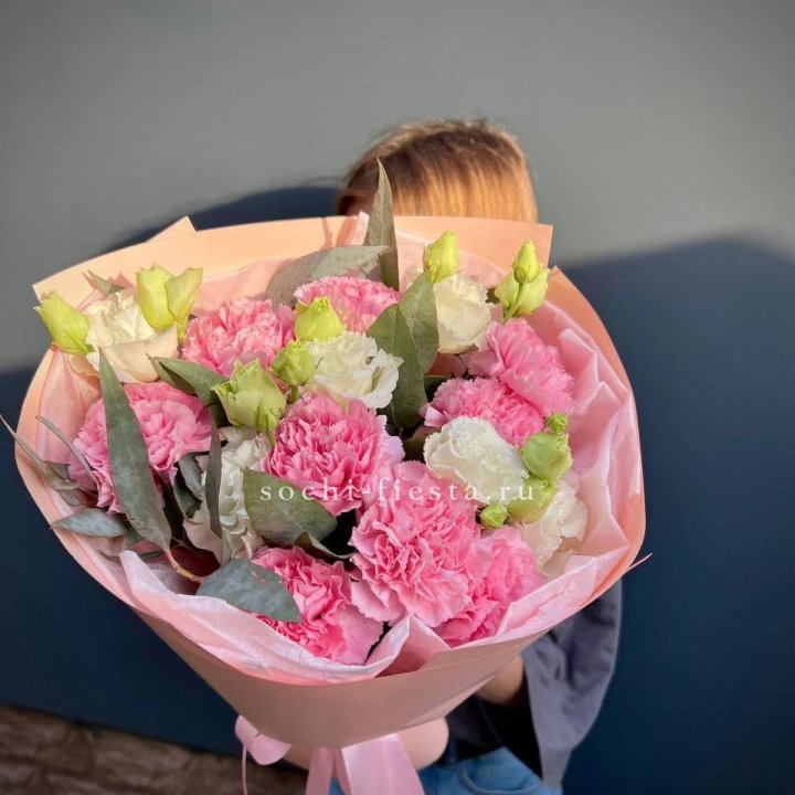 Букет гвоздик и  эустом "Сири" в Кирове