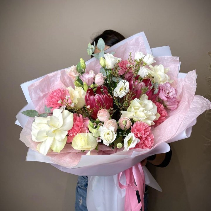 Букет с протеей, розами "Элеонора" в Кирове