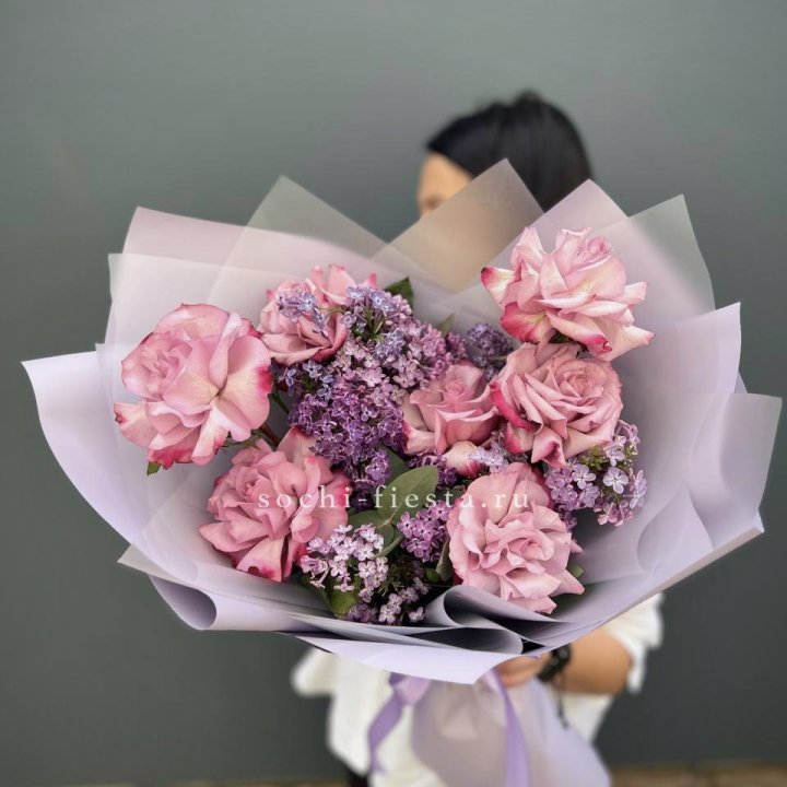 Букет из розовых роз и сирени в Кирове