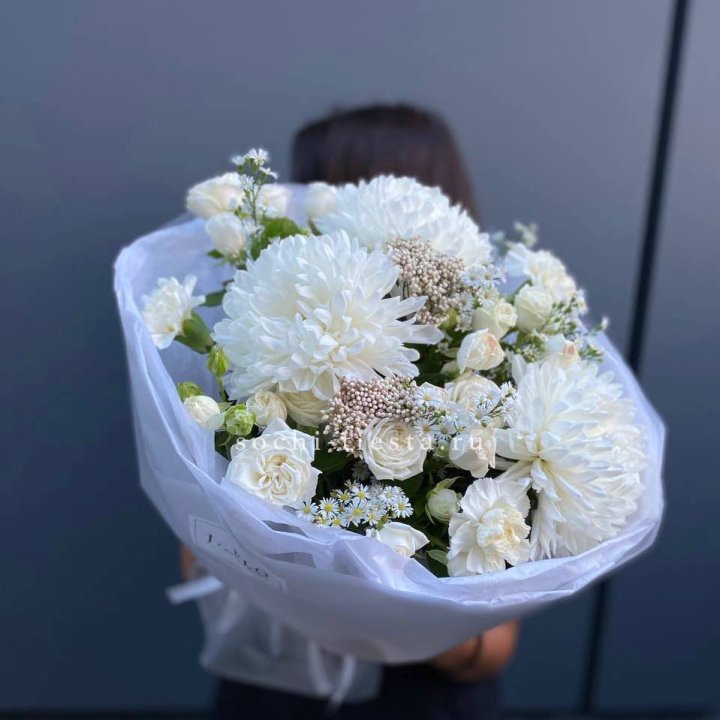 Букет хризантем и роз вайт шотс в Кирове