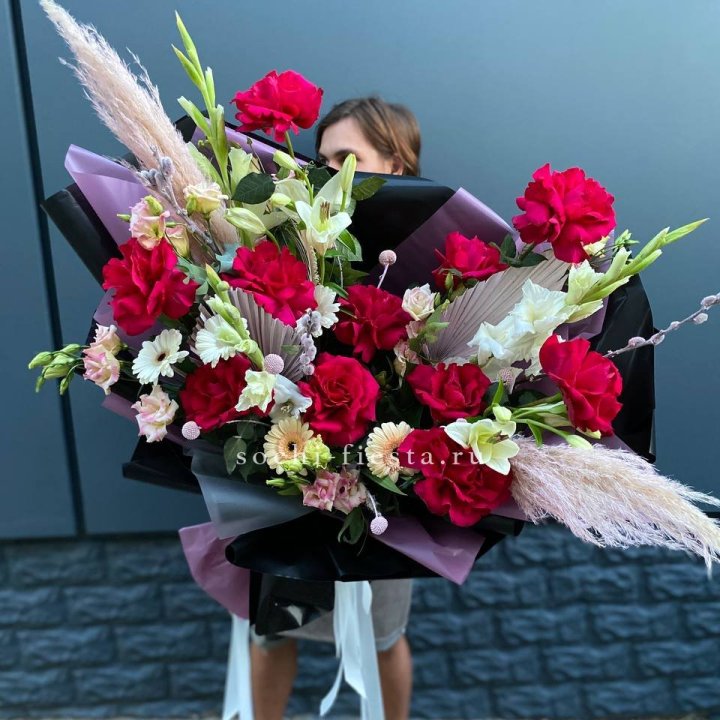 Дизайнерский букет Ред в Кирове