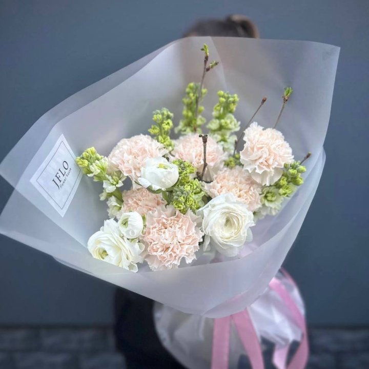 Букет маттиолы и ранункулюсов  в Кирове