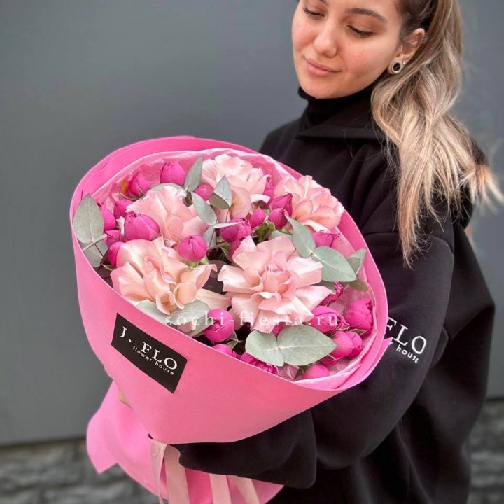 Букет французских и пионовидных роз "Ламиносо" в Кирове