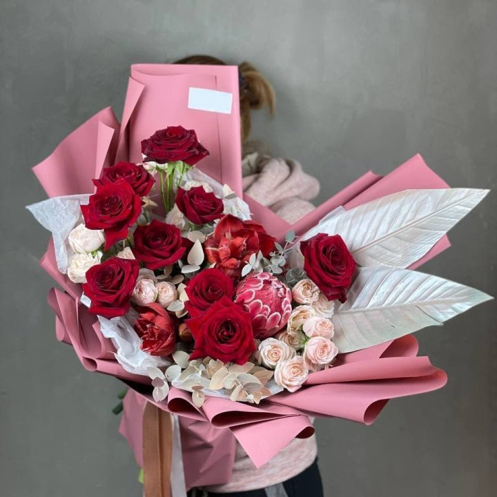 Дизайнерский букет "Ред Вильвет" в Кирове