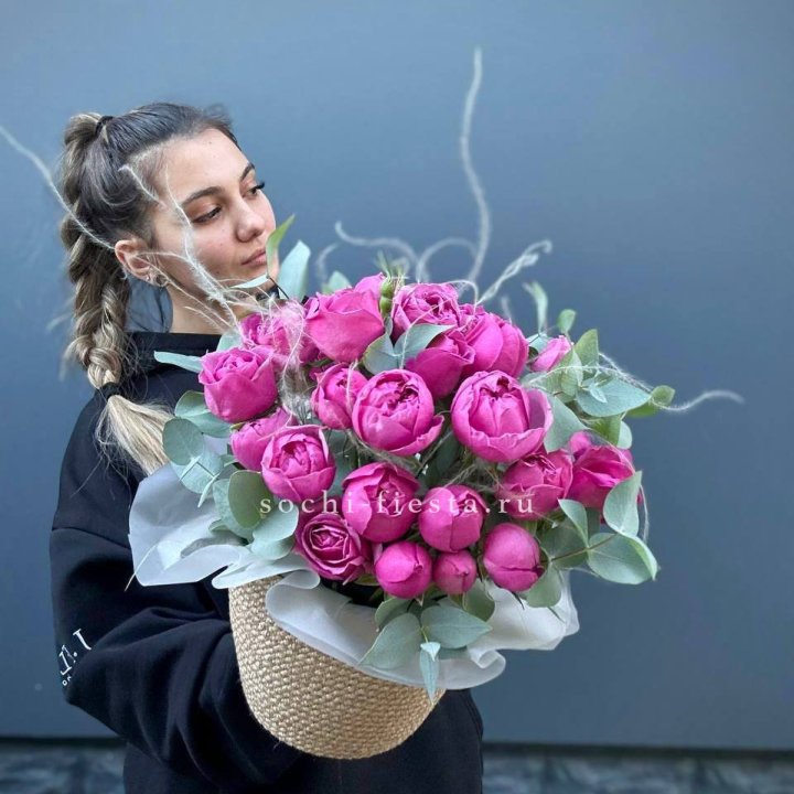 Пионовидные розы  в джутовом кашпо  в Кирове