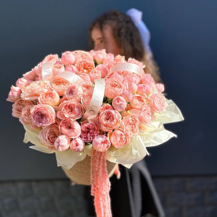 Кустовые розы Джульетта в джутовом кашпо в Кирове